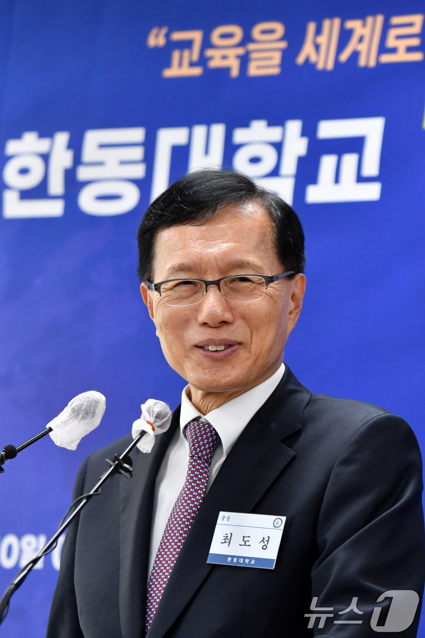 본문 이미지 - 최도성 경북 포항 한동대학교 총장이 10일 포항시청 브리핑룸에서 글로컬 대학 선정에 대한 입장을 밝히고 있다. 2024.9.10/뉴스1 ⓒ News1 최창호 기자