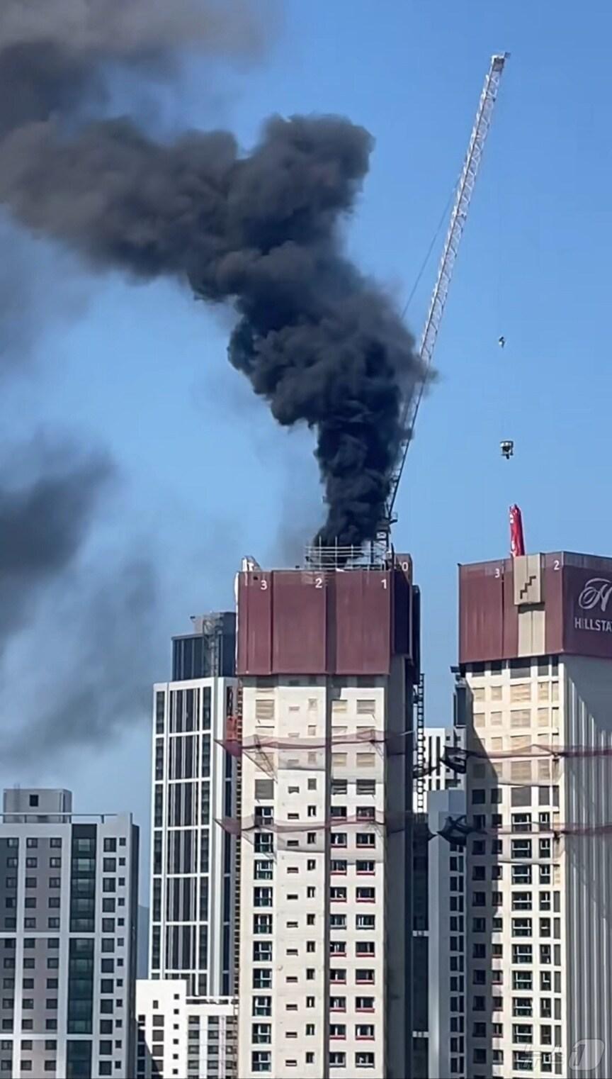 본문 이미지 - 10일 오전 10시 46분쯤 대구 중구 태평로 한 아파트 공사장에서 원인을 알수 없는 불이 나 소방 당국이 진화 중이다. (독자 제공) 2024.9.10/뉴스1