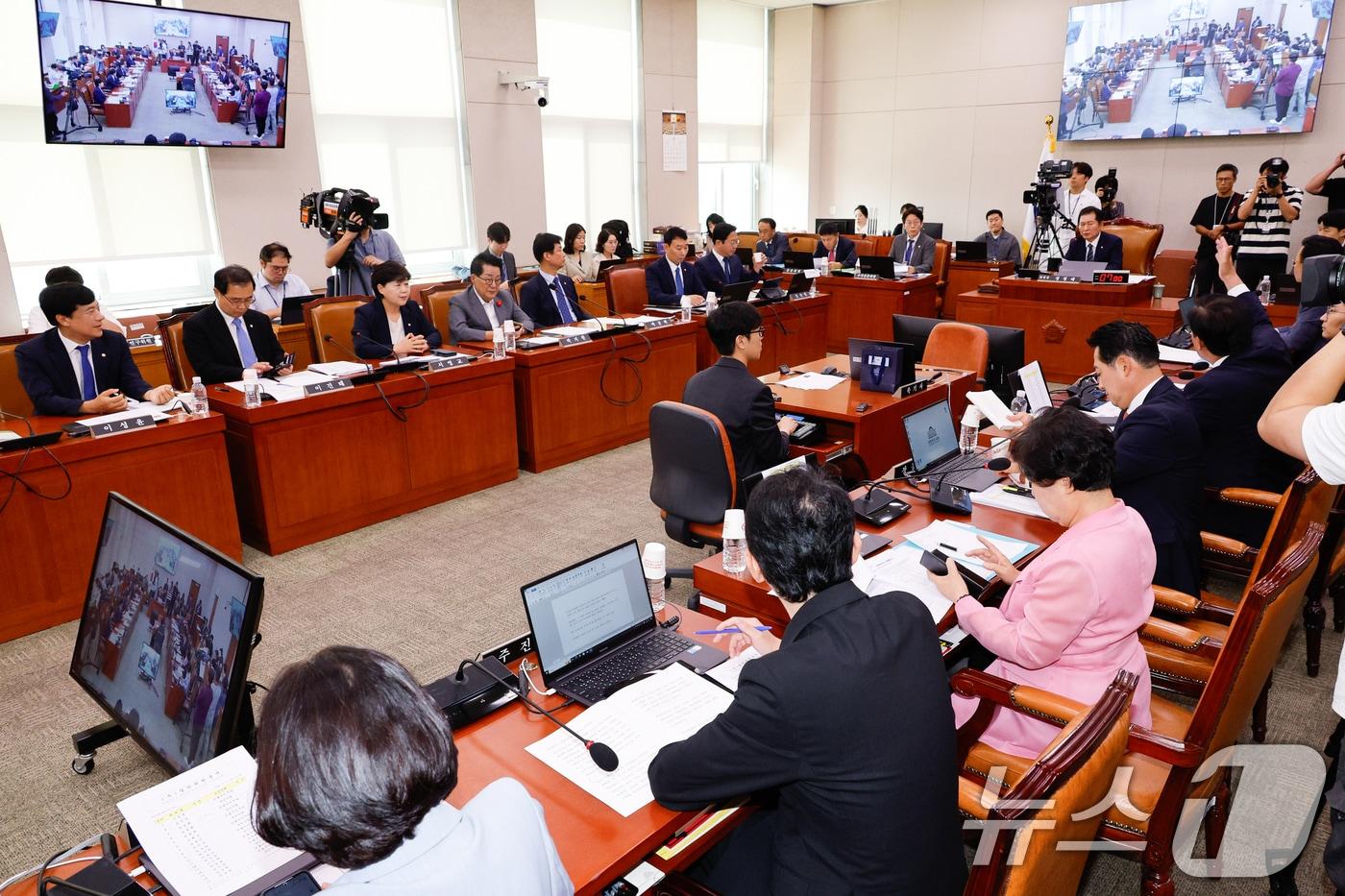 본문 이미지 - 10일 오전 서울 여의도 국회 법제사법위원회에서 열린 김복형 헌법재판관 인사청문회에서 송석준 국민의힘 의원이 김문수 고용노동부 장관의 역사관을 지적한 서영교 더불어민주당 의원의 질의 내용에 항의하며 정청래 위원장을 향해 의사진행 발언을 요구하고 있다. 2024.9.10/뉴스1 ⓒ News1 안은나 기자