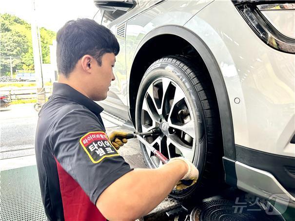 본문 이미지 -  타이어뱅크 매장 직원이 타이어에 공기을 주입하고 있다.(타이어뱅크 제공)/ 뉴스1 ⓒ News1