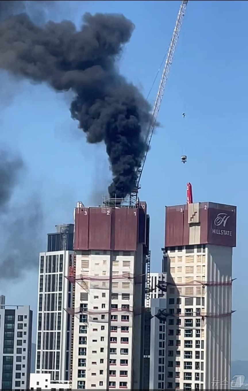 본문 이미지 - 10일 오전 10시 46분쯤 대구 중구 태평로 41층짜리 한 아파트 공사장 옥상에서 원인을 알 수 없는 불이 나 검은 연기가 치솟고 있다. (독자 제공) 2024.9.10/뉴스1