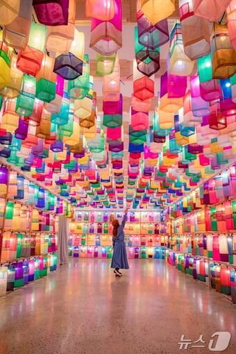 본문 이미지 - 진주유등전시관의 실크등 터널(진주시 제공).