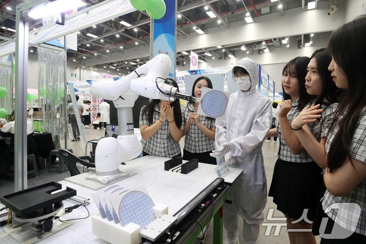 진로설계박람회에 참여하고 있는 학생들. (사진 내용은 기사 내용과 관련없음) /뉴스1 ⓒ News1 공정식 기자