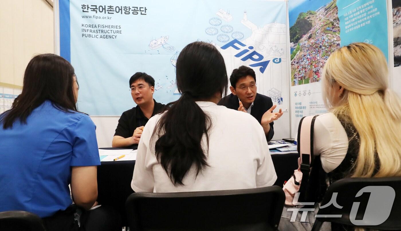 부산 해운대구 벡스코 제1전시장에서 열린 '2024 해양수산 취업박람회'에서 구직자들이 채용 상담을 받고 있다. (사진은 기사 내용과 관련 없음)ⓒ News1 윤일지 기자