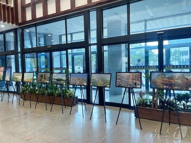 본문 이미지 -  읍시와 자매결연을 맺은 중국 강소성 서주시의 명소 사진전이 정읍시청 1층 로비에서 이달 22일까지 열리고 있다.(정읍시 제공)2024.9.10/뉴스1