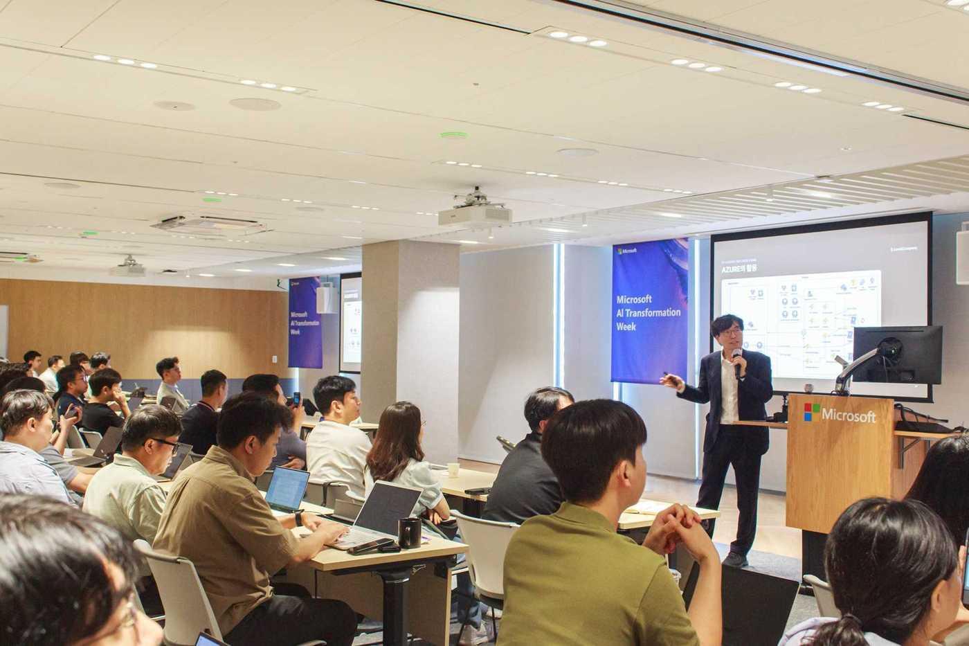 10일 한국마이크로…에서 개최한 'AI 트랜스포메이션 위크'에서 안기순 법률AI연구소장이 슈퍼로이어 개발 사례를 발표하고 있다. (로앤컴퍼니 제공)