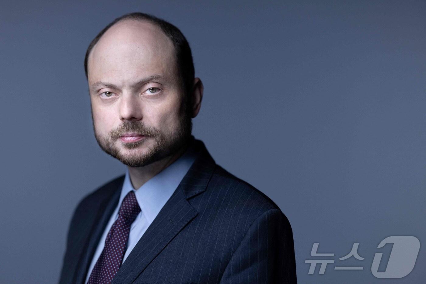 본문 이미지 - 러시아의 반(反)정부 인사로 지난 8월 서방과의 수감자 교환으로 러시아 감옥에서 석방된 블라디미르 카라-무르자가 9일(현지시간) 프랑스 파리에서 AFP 통신과 인터뷰하며 사진을 촬영했다. 2024.09.09. ⓒ AFP=뉴스1 ⓒ News1 김성식 기자