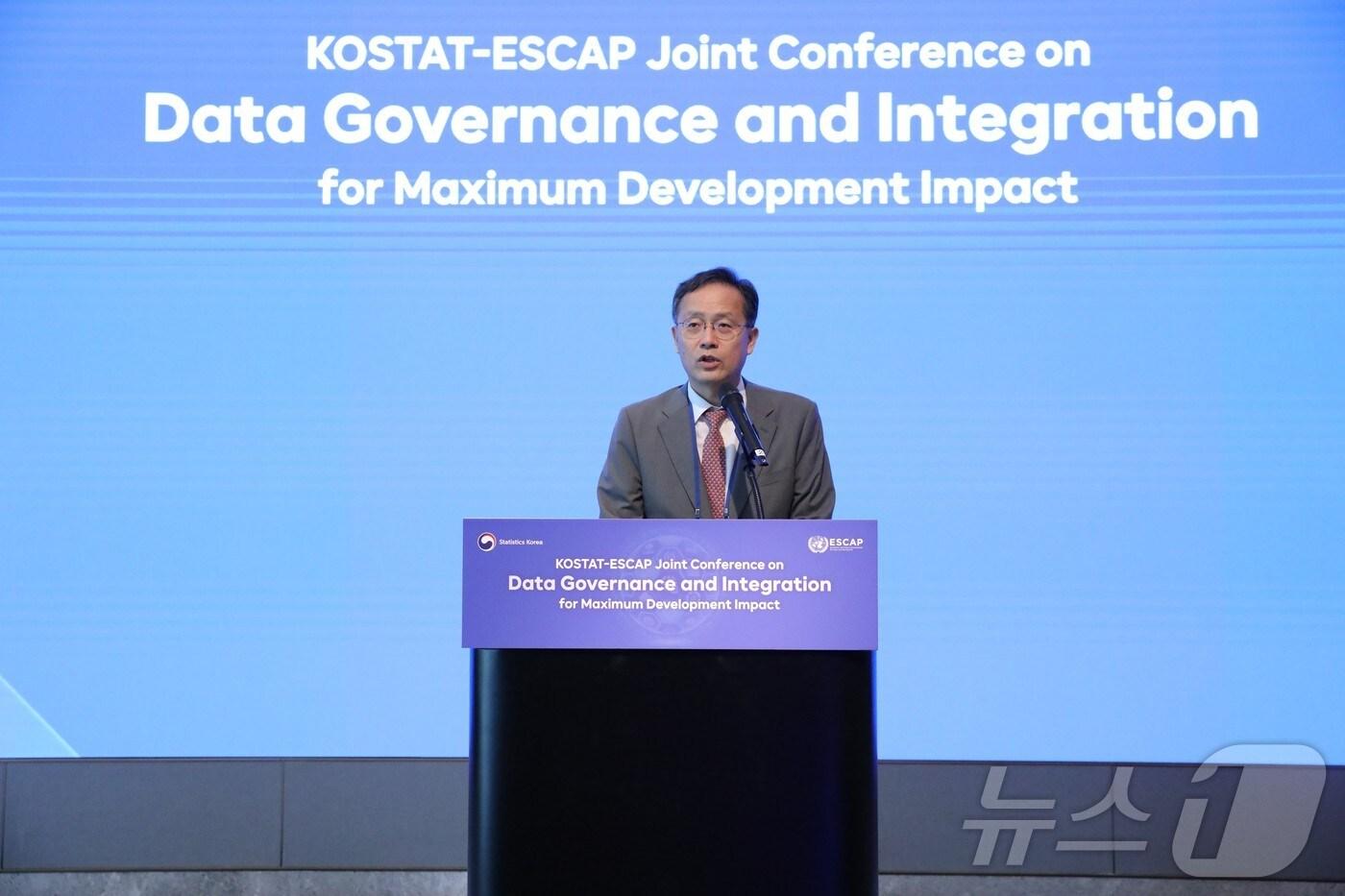 본문 이미지 - 이형일 통계청장이 10일 서울 마포구 호텔나루 서울 엠갤러리에서 열린 '데이터 거버넌스와 통합' 국제회의에서 개회사를 하고 있다.(통계청 제공)