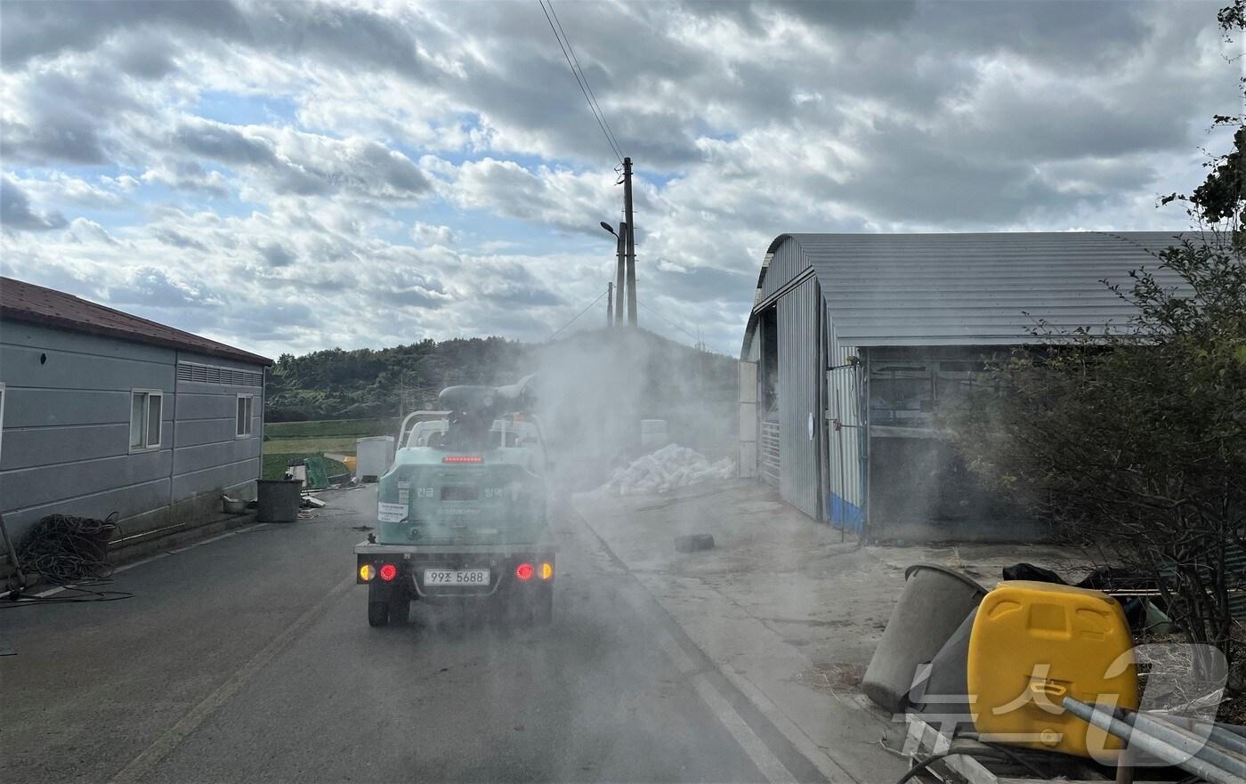 농장 방역 모습.(전남도 제공) 2024.9.10/뉴스1