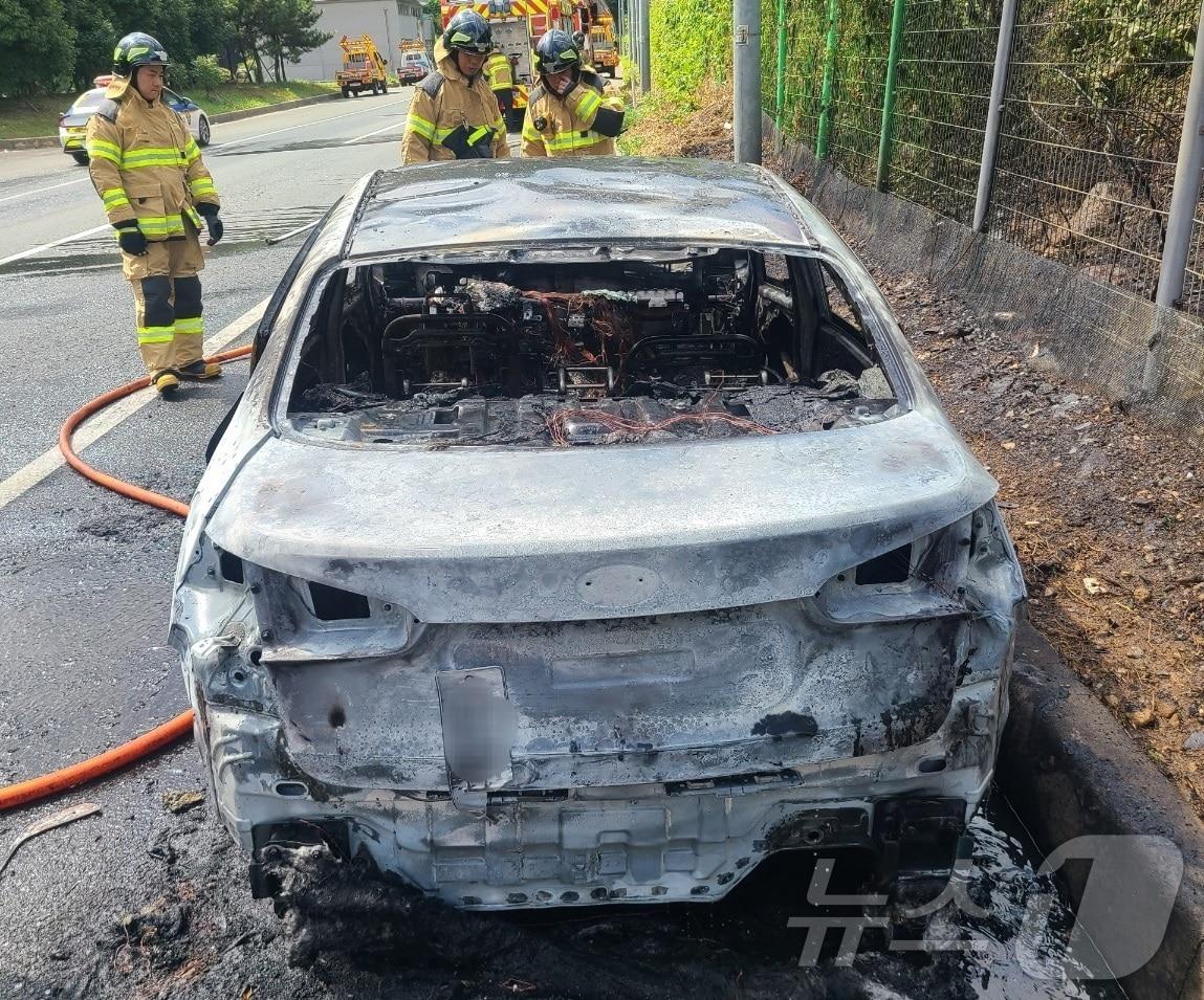 본문 이미지 - 10일 오후 1시6분쯤 경남 김해시 대청동 불모산터널 창원방향 진입 200여m 앞 도로에서 주행 중이던 K3 승용차에 불이 났다. 사진은 이 화재로 전소된 K3 승용차 모습(독자제공).