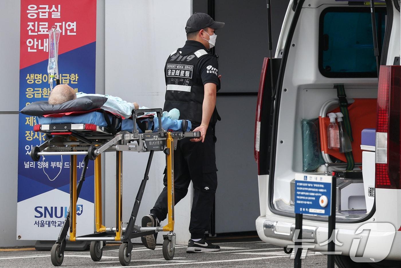 10일 서울의 한 대학병원 응급의료센터로 환자가 이송되고 있다. 2024.9.10/뉴스1 ⓒ News1 민경석 기자