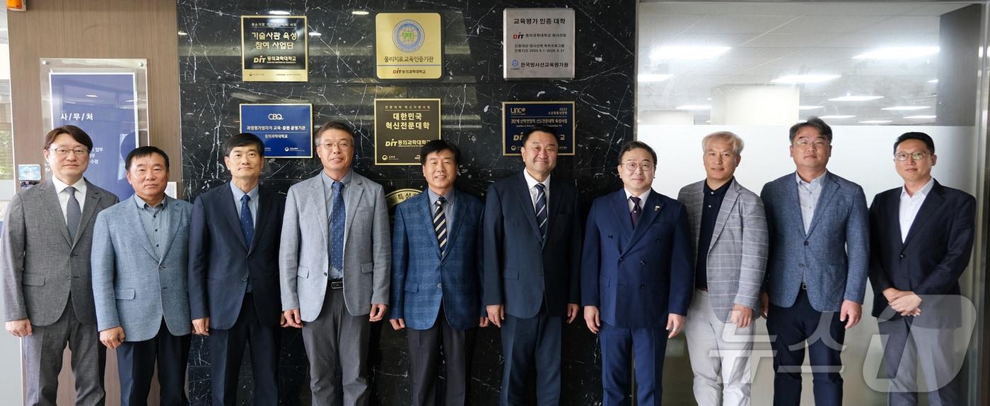 &#39;한국방사선교육평가원 인증서 현판식&#39;에 참석한 김영도 동의과학대 총장, 김대경 교무처장, 심성용 사무처장, 한정환 대한방사선사협회장, 권덕문 한국방사선교육평가원장 등 참석자들이 기념촬영을 하고 있다. &#40;동의과학대 제공&#41;
