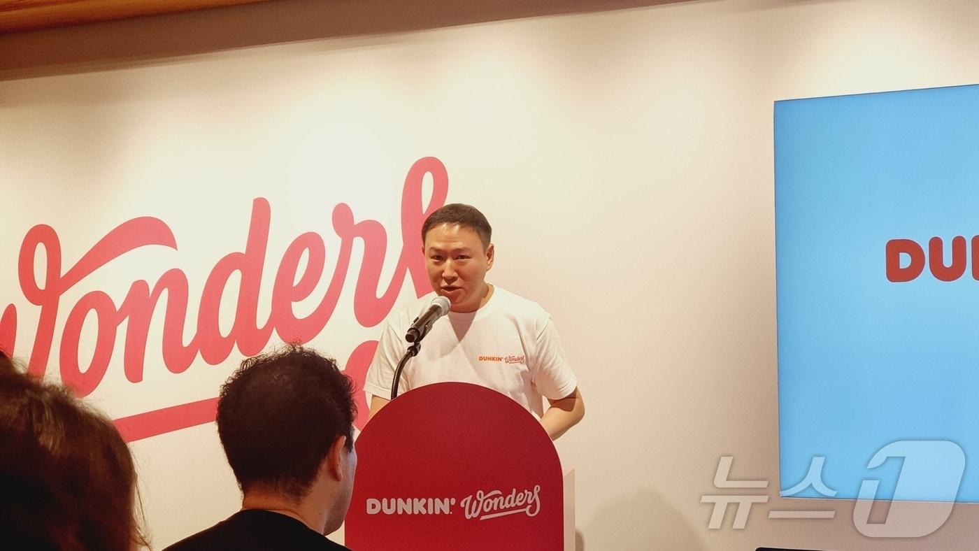 10일 SPC그룹 비알코리아가 운영하는 던킨은 국내 브랜드 출범 30주년을 맞아 새로운 프리미엄 콘셉트 프로젝트인 '원더스(Wonders)'를 론칭하고 브랜드 혁신에 나선다고 밝혔다. 허희수 SPC그룹 부사장은 원더스 론칭과 관련해 인사말을 하고 있다. 2024.9.10/뉴스1 ⓒ News1 이형진 기자