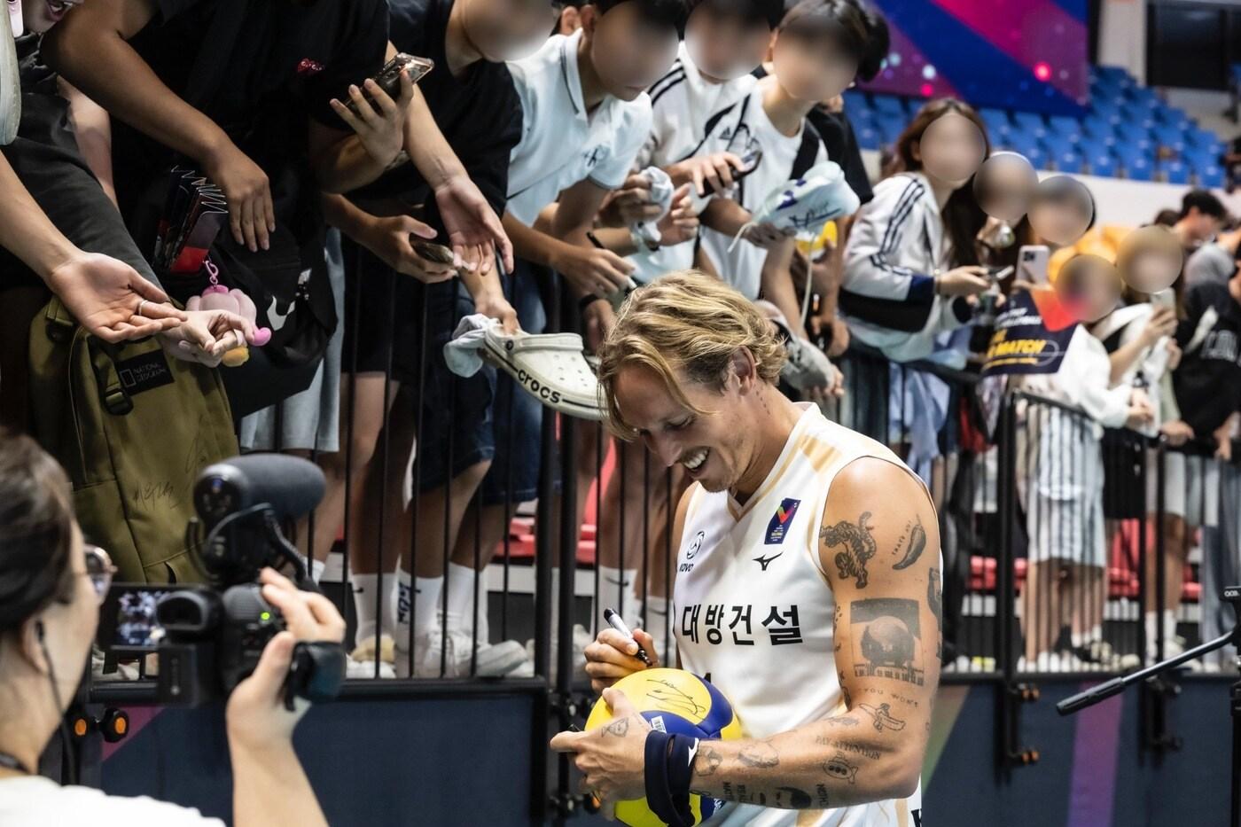 본문 이미지 - 경기 종료 후 팬들에게 사인 해주는 베로 발리 몬차의 테일러 에이브릴 선수. /대방건설 제공