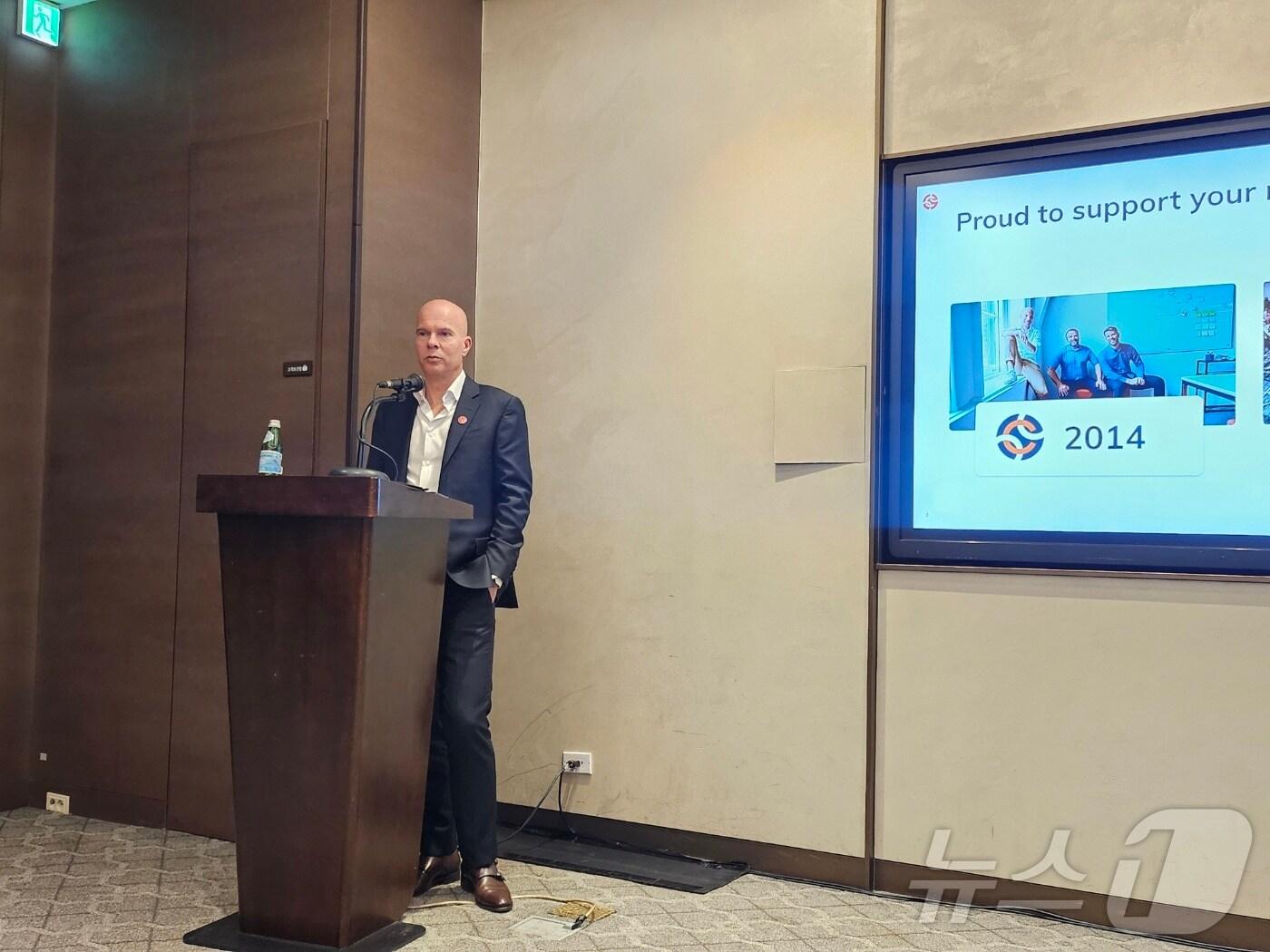 본문 이미지 - 마이클 그로내거(Michael Gronager) 체이널리시스 CEO가 10일 기자간담회에서 발표하고 있다.