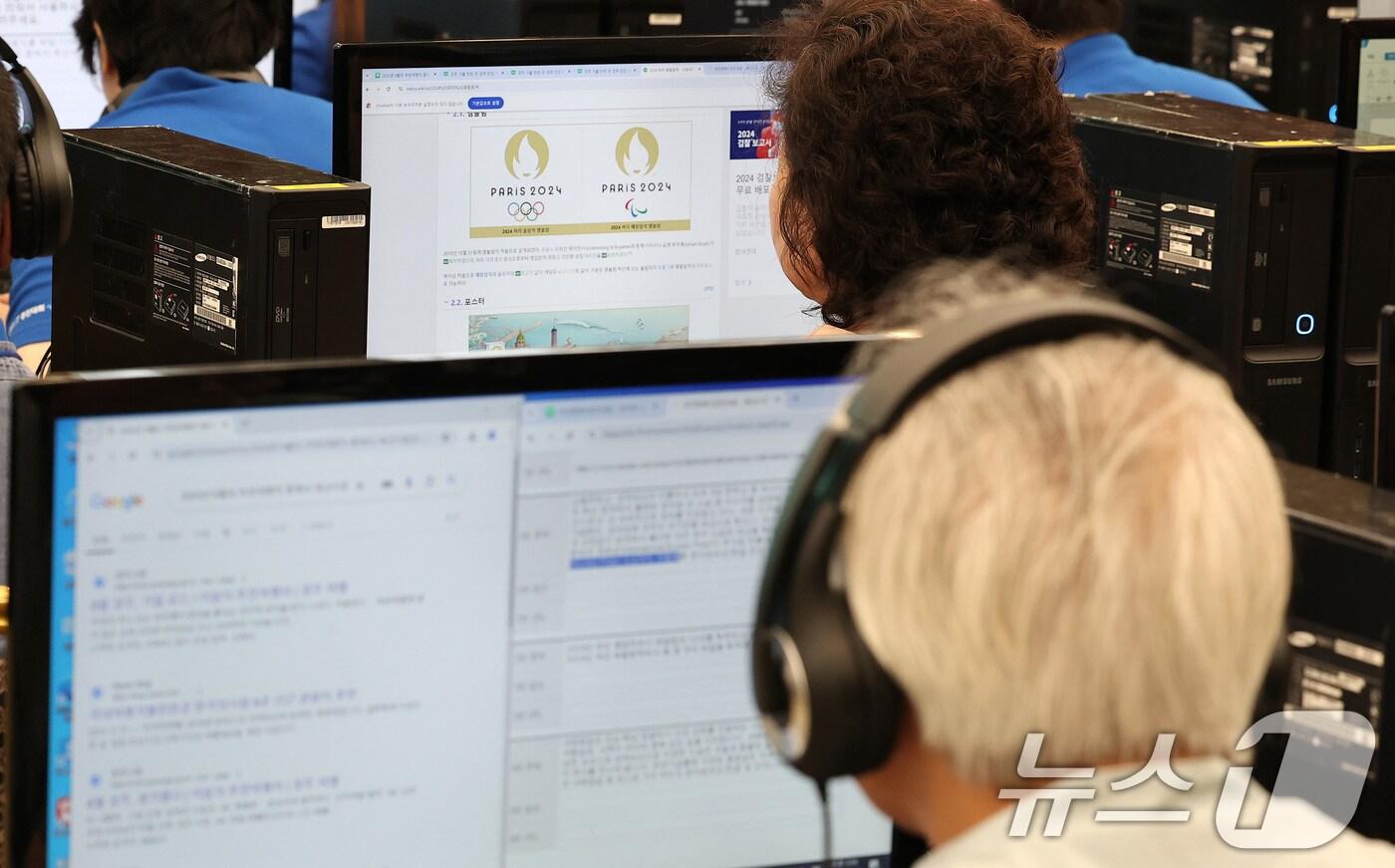 2024년 9월 10일 서울 용산구 백범김구기념관에서 열린 2024 국민행복 IT 경진대회 본선에 참가한 한 고령 응시자가 시험을 치르고 있다. 2024.9.10/<자료 사진>뉴스1 ⓒ News1 김성진 기자