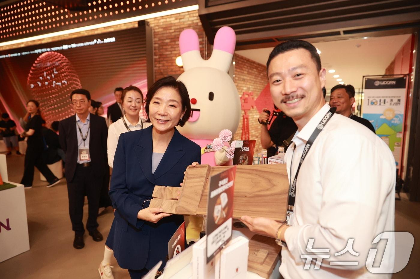 오영주 중소벤처기업부 장관이 지난해 9월 10일 경기 광명 아이벡스 스튜디오에서 열린 ‘2024년 강한 소상공인 파이널 오디션’ 행사장을 둘러보며 행사 참여 소상공인과 기념 촬영을 하고 있다. (중소벤처기업부 제공) 2024.9.10/뉴스1