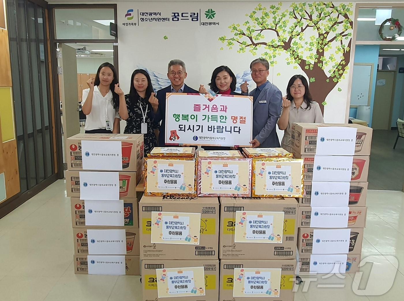 본문 이미지 - 대전동부교육지원청 양수조 교육장(왼쪽 네 번째) 등 관계자들이 학교밖청소년지원센터에서 기념촬영을 하고 있다.(대전동부교육지원청 제공)/뉴스1