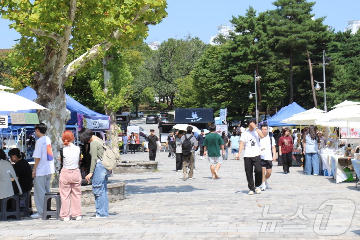 충북대학교는 가을 캠퍼스의 낭만을 즐길 수 있는 '2024학년도 단과대학 연합축제(LETTERS)'를 10일과 11일 진행한다.(충북대 제공)/뉴스1