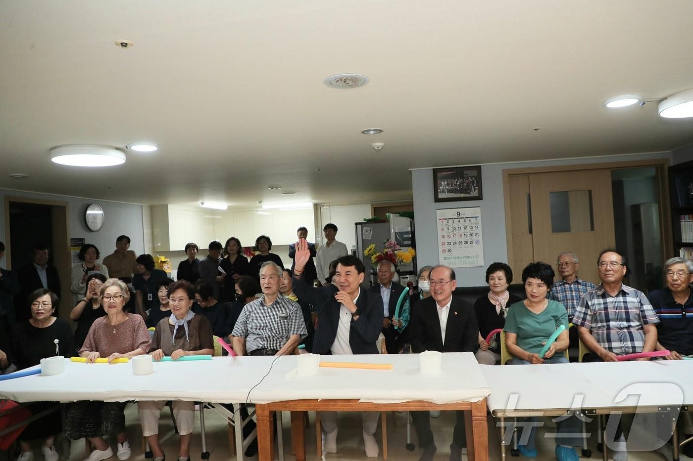 김진태 강원지사가 10일 원주 소재 스마트 경로당 1호점을 찾아 어르신들과 간담회를 갖고 있다.(강원도 제공) 2024.9.10/뉴스1