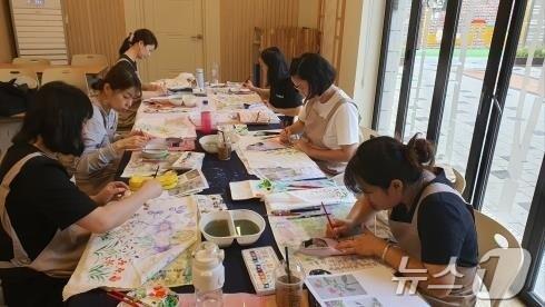 본문 이미지 - 부산 사상구가 운영하는 외국인 주민 문화예술 체험 활동 프로그램이 진행되고 있다.(사상구청 제공)