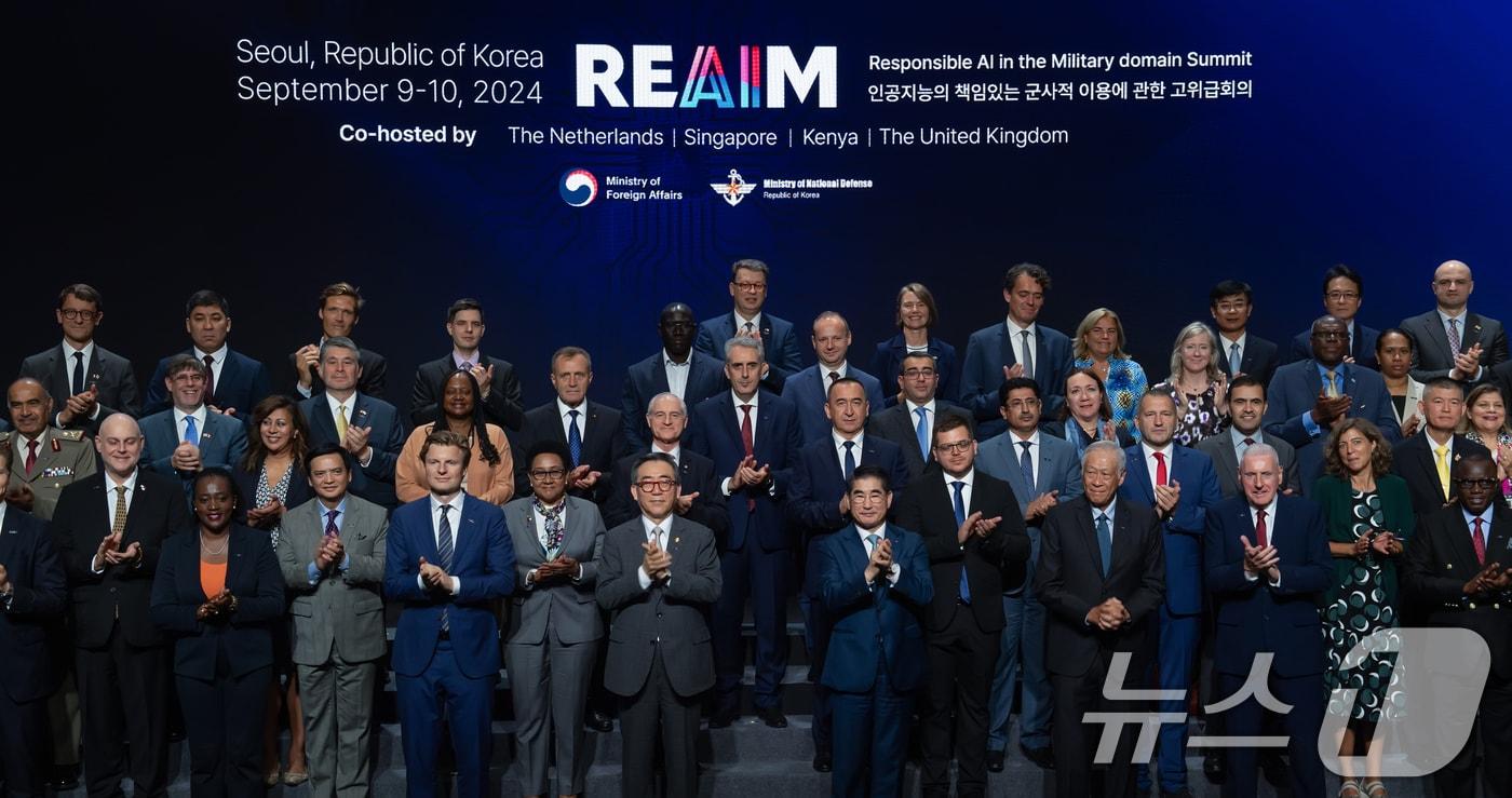 본문 이미지 - 10일 오후 서울 중구 웨스틴조선호텔에서 열린 '2024 제2차 인공지능(AI)의 책임 있는 군사적 이용에 관한 고위급회의'(REAIM 고위급회의) 라운드테이블에서 김용현 국방부 장관과 조태열 외교부 장관 등 참석자들이 기념촬영을 하고 있다. (국방부 제공) 2024.9.10/뉴스1