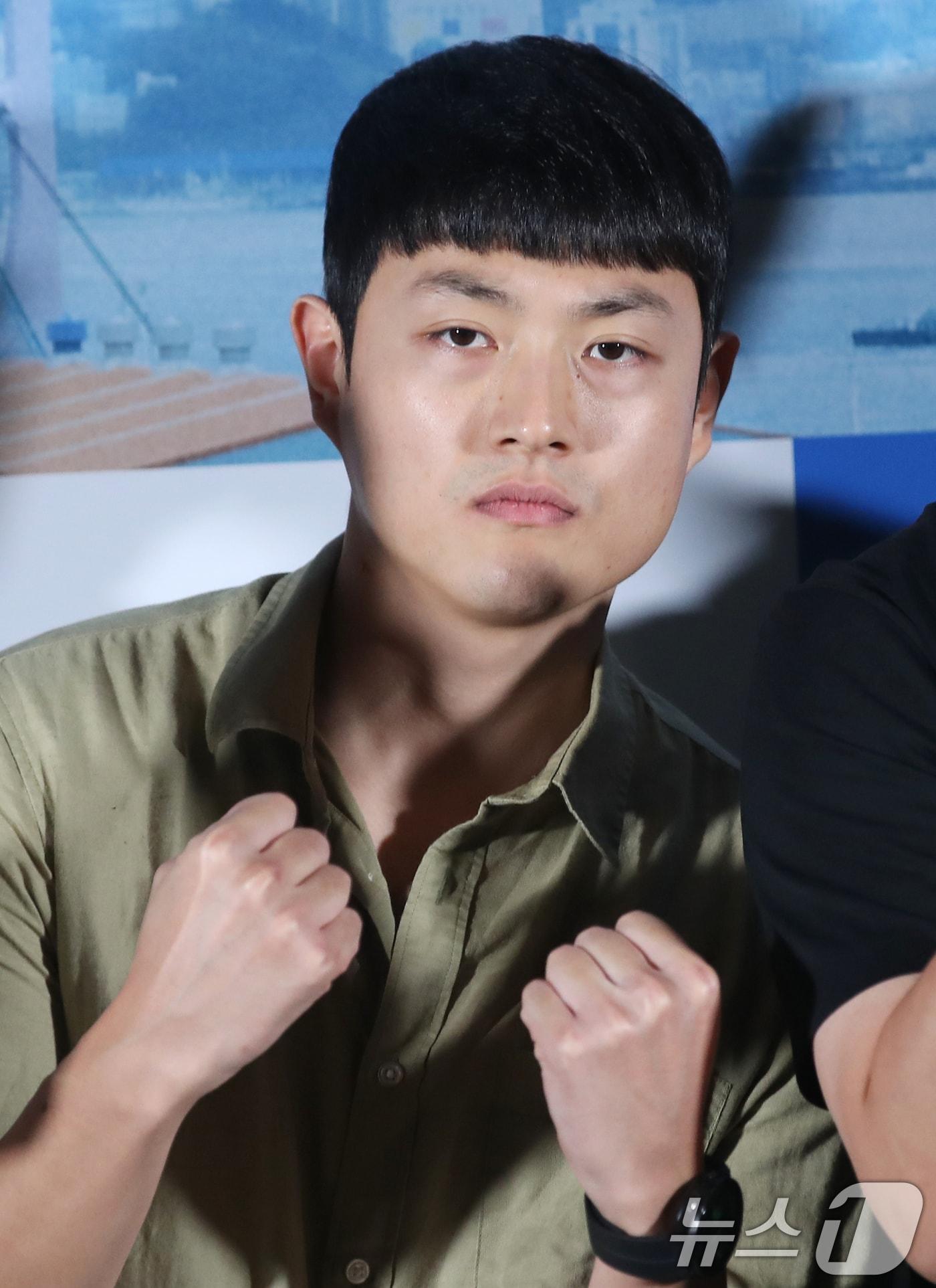 본문 이미지 - 배우 장성범이 10일 오후 서울 용산CGV에서 열린 영화 '해야 할 일'(감독 박홍준) 언론시사회에 참석해 포즈를 취하고 있다. '해야 할 일'은 구조조정으로 동료들을 잘라내야 하는 준희와 인사팀의 상황을 담아낸 '리얼 현실 드라마'다. 2024.9.10/뉴스1 ⓒ News1 권현진 기자