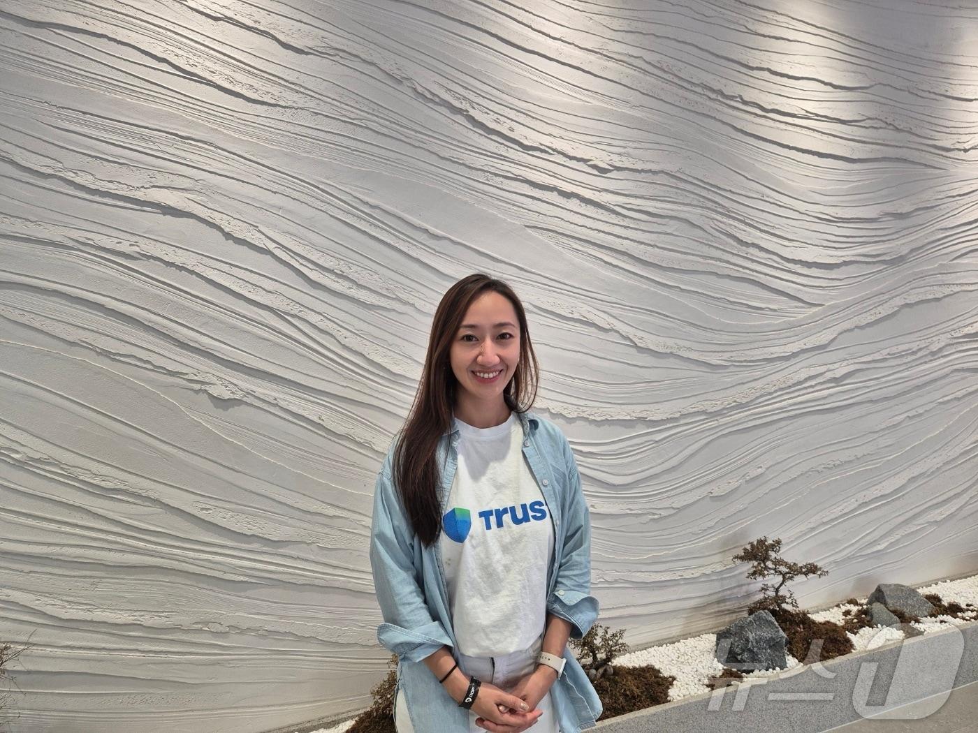 본문 이미지 - 에오윈 첸 트러스트월렛 최고경영자가 2024년 9월4일 서울 강남구에서 <뉴스1>과의 인터뷰에 참여하고 있다.