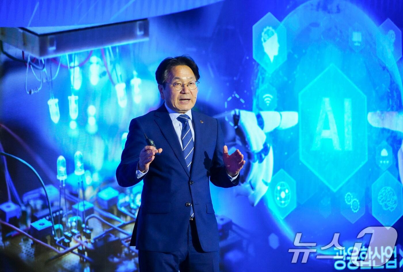 강기정 광주시장이 지난해 9월 10일 오후 서울 포시즌스호텔에서 열린 '2024 시도지사 정책컨퍼런스'에 참석해 지역 인구감소에 대응한 광주의 산업정책과 인재양성 로드맵, 창업성공률 높은 도시 정책 등을 발표하고 있다.(광주시 제공)2024.9.10/뉴스1