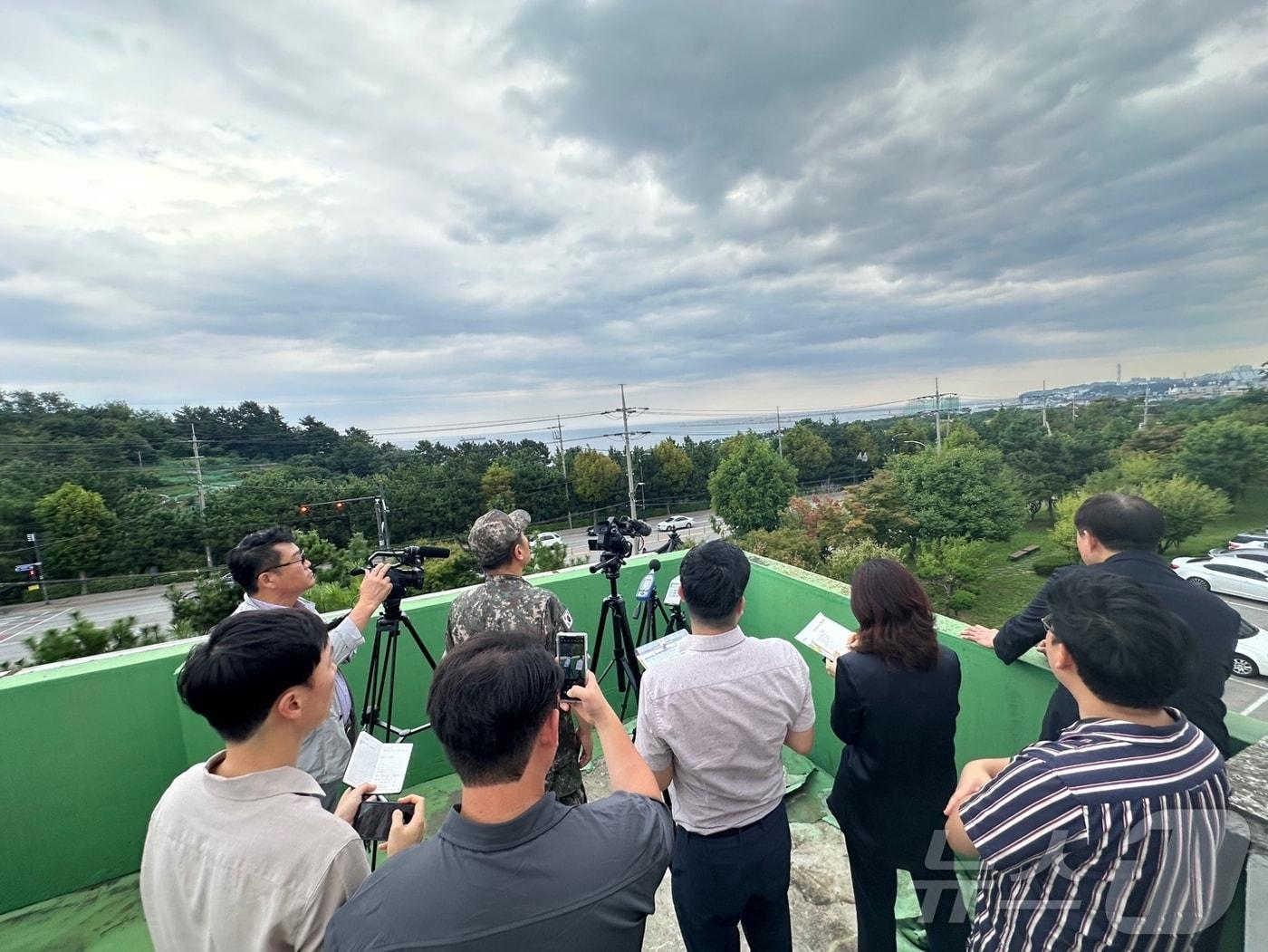 본문 이미지 - 5일 강원 동해시 송정동행정복지센터와 범주성지아파트에서 '동해 해상작전헬기장 조성사업' 관련 2차 소음측정이 진행되고 있다.(독자 제공) 2024.9.10/뉴스1