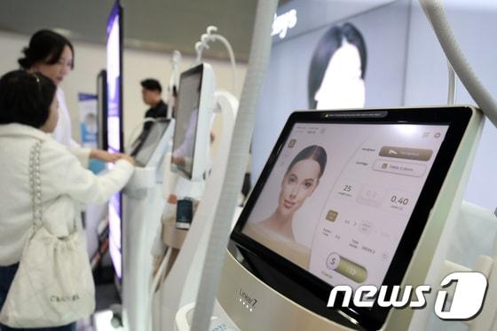 본문 이미지 - 올해 4월 서울 서초구 양재 aT센터에서 열린 '2024 미용 의료기기 박람회'에서 차세대 미용 의료기기가 진열돼 있다./뉴스1 이승배 기자