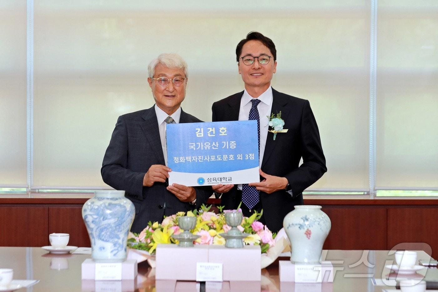 왼쪽부터 삼육대 박물관 김건호 명예관장, 제해종 총장. (삼육대 제공)