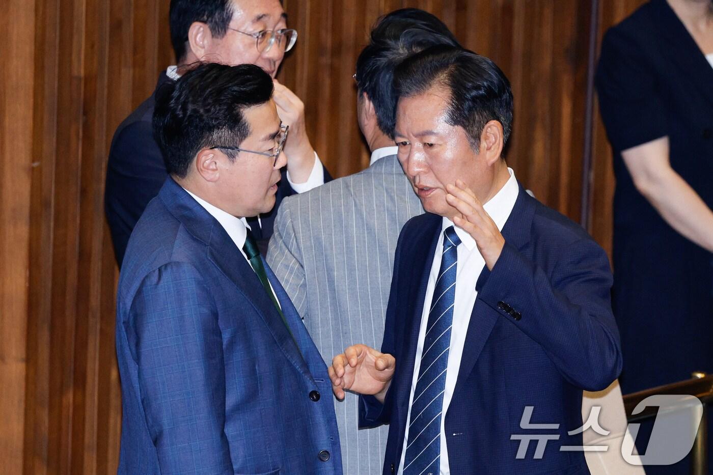 박찬대 더불어민주당 원내대표(왼쪽)와 정청래 국회 법제사법위원장이 10일 오후 서울 여의도 국회 본회의장에서 외교·통일·안보 분야 대정부질문에 앞서 대화하고 있다. 2024.9.10/뉴스1 ⓒ News1 안은나 기자