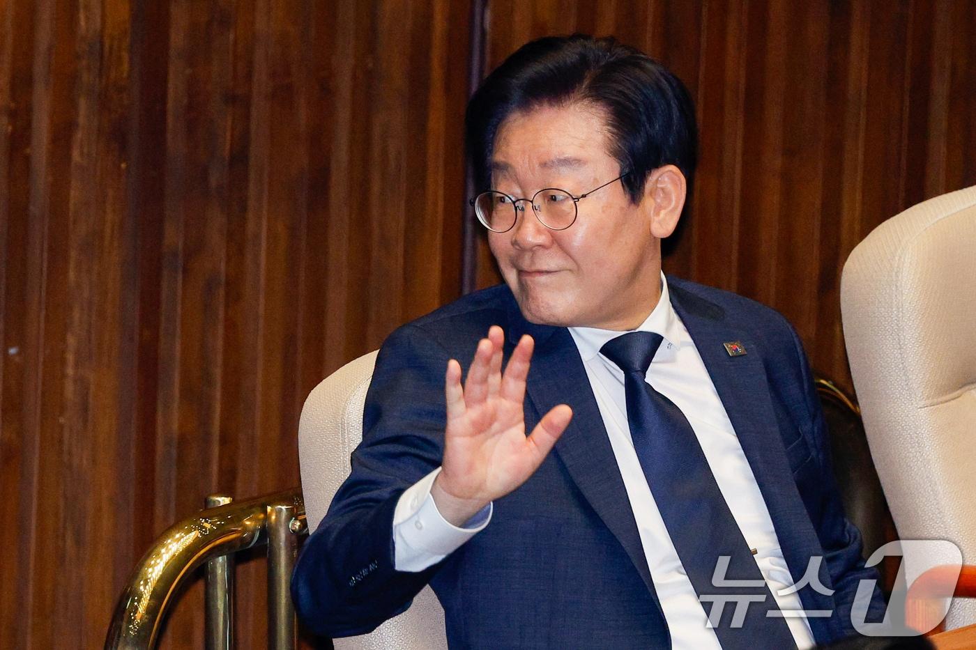 본문 이미지 - 이재명 더불어민주당 대표가 10일 오후 서울 여의도 국회 본회의장에서 외교·통일·안보 분야 대정부질문 중인 가운데 동료 의원을 향해 인사하고 있다. 2024.9.10/뉴스1 ⓒ News1 안은나 기자