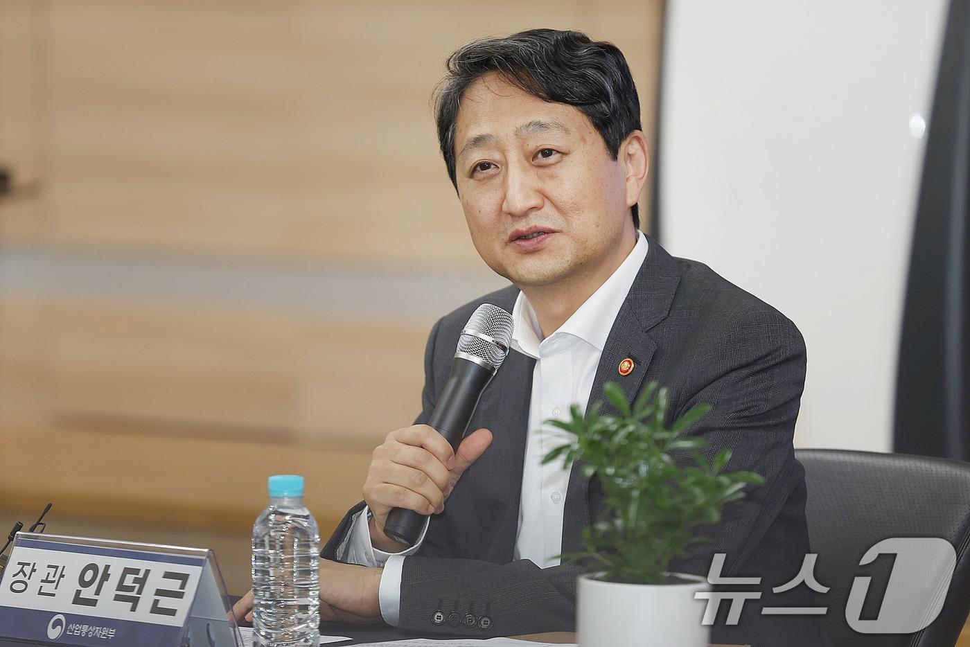 안덕근 산업통상자원부 장관이 10일 오후 서울 관악구 서울대학교에서 열린 원자력 전공생과의 대화에서 인사말을 하고 있다. (산업통상자원부 장관) 2024.9.10/뉴스1