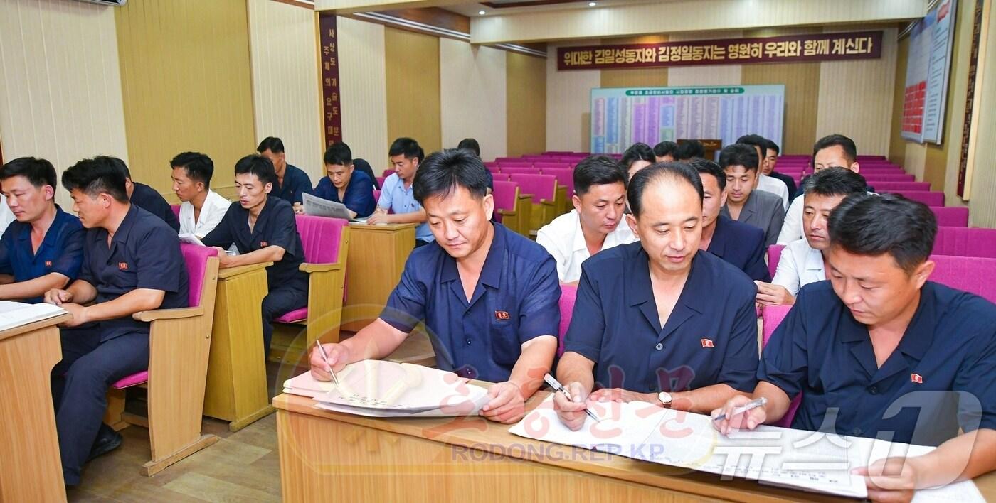 (평양 노동신문=뉴스1) = 북한 노동당 기관지 노동신문은 11일 "김정은 총비서 동지께서 국경절(정권수립일)에 즈음해 하신 강령적인 연설을 접한 각지 일꾼들의 반향＂이라면서 일꾼들이 ＂확고한 자신심과 완강한 의지를 백배해 올해 목표를 기어이 점령하겠다＂라고 밝혔다고 보도했다. 사진은 서성구역 당위원회. [국내에서만 사용가능. 재배포 금지. DB 금지. For Use Only in the Republic of Korea. Redistribution Prohibited] rodongphoto@news1.kr