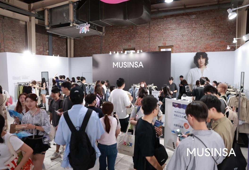 본문 이미지 - 대만에서 6~8일 열린 &#39;2024 K-관광 로드쇼&#39; 내 무신사존 팝업존 모습.&#40;무신사제공&#41;