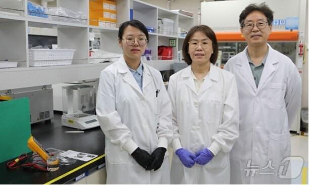 본문 이미지 - 한국기계연구원 나노융합연구본부 나노디스플레이연구실 연구원들이 기념촬영을 하고 있다.(KIMM 제공)/뉴스1