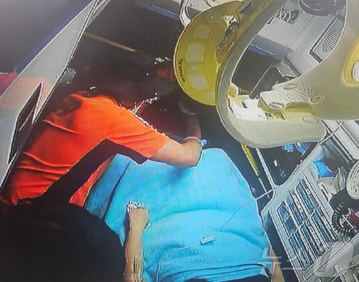 본문 이미지 - 구급차 산모 출산 장면.&#40;제천소방서 제공&#41;2024.9.11/뉴스1