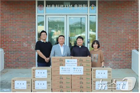 본문 이미지 - 진중길 계룡건설 상무(왼쪽 두번째)가 김현 효광원 원장(오른쪽 두번째)에게 위문품을 전달하고 관계자들과 기념 촬영을 하고했다. (계룡건설 제공)/ 뉴스1