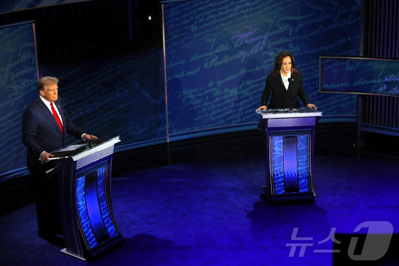 본문 이미지 - 10일(현지시간) 미국 펜실베이니아주(州) 필라델피아의 국립헌법센터에서 공화당 대선 후보이자 전 미국 대통령인 도널드 트럼프와 민주당 대선 후보이자 미국 부통령인 카멀라 해리스 간 토론이 진행되고 있다. 2024.09.10 ⓒ 로이터=뉴스1 ⓒ News1 윤주현 기자