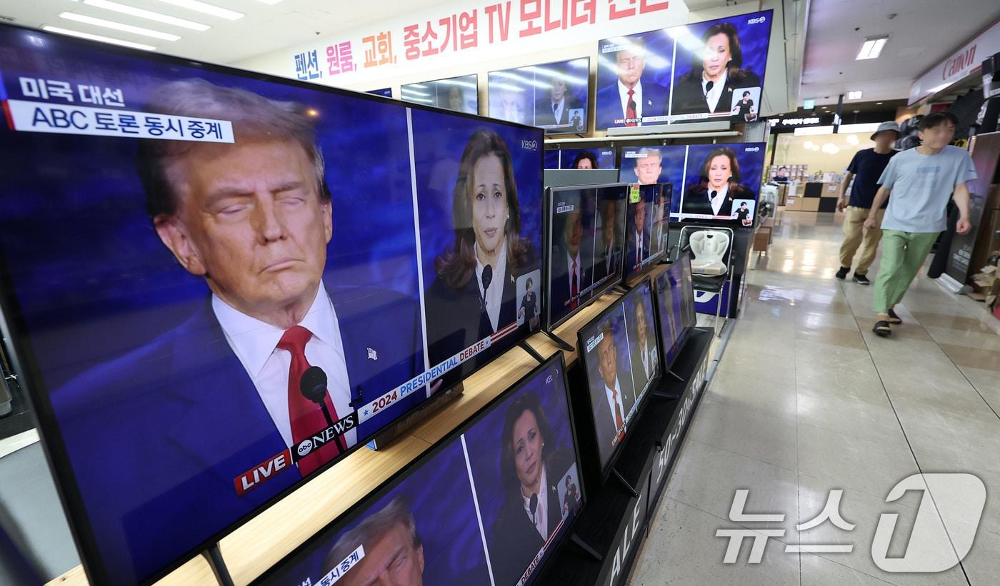 본문 이미지 - 11일 오전 서울 용산구 전자랜드 가전매장에서 ABC 방송 주관으로 열린 미국 대선 후보 카멀라 해리스 민주당 후보와 도널드 트럼프 공화당 후보 간 첫 TV 토론회가 생중계 되고 있다. 2024.9.11/뉴스1 ⓒ News1 김성진 기자