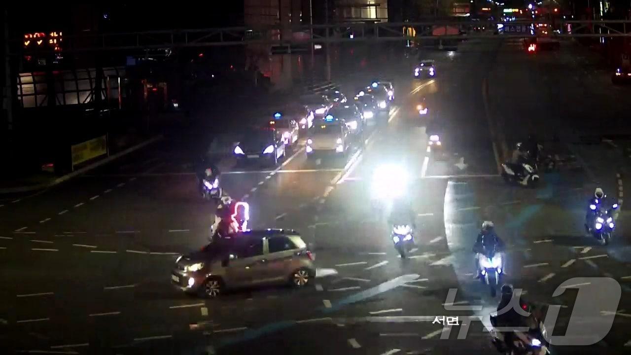 본문 이미지 - 지난 3월 2일 새벽 오토바이 폭주족 일당이 서면교차로 일대에서 난폭운전을 하고 있다.(부산경찰청 제공) 
