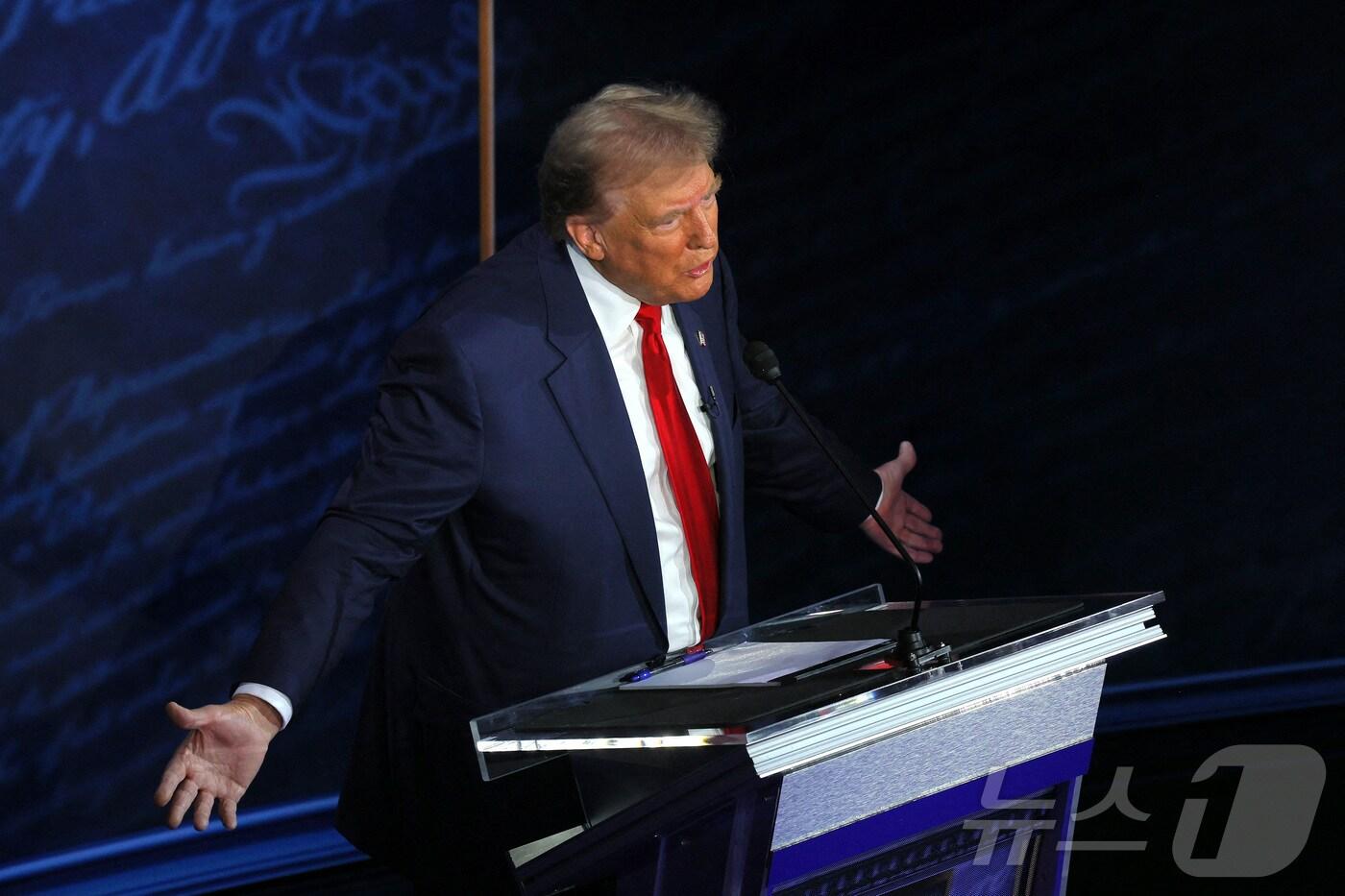 10일(현지시간) 미국 펜실베이니아주(州) 필라델피아의 국립헌법센터에서 열린 첫 대선 TV토론회에서 공화당 대선 후보자 도널드 트럼프 전 미국 대통령이 이야기하고 있다. 2024.09.10 ⓒ 로이터=뉴스1 ⓒ News1 윤주현 기자