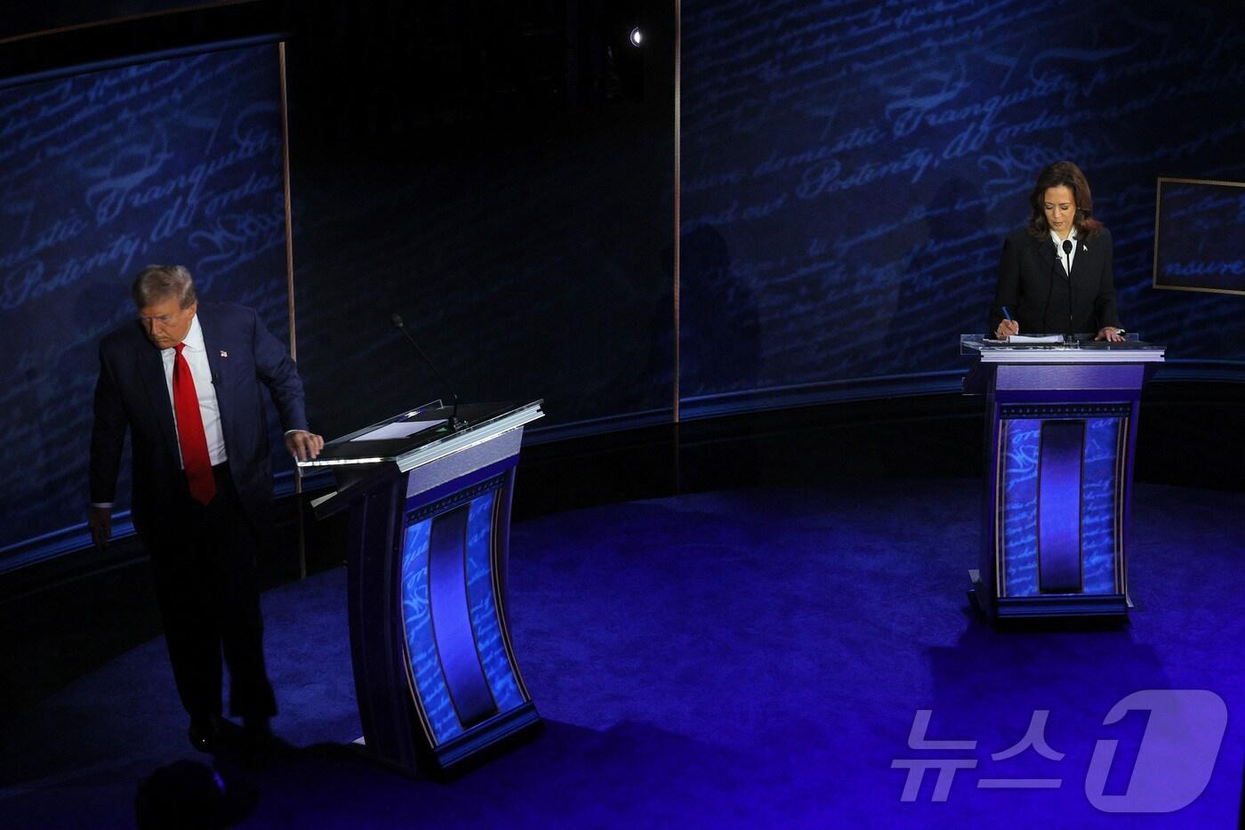 10일(현지시간) 미국 펜실베이니아주(州) 필라델피아의 국립헌법센터에서 열린 첫 대선 TV토론회에서 공화당 대선 후보자 도널드 트럼프 전 미국 대통령이 쉬는 시간에 잠깐 자리를 비우는 모습. 2024.09.10 ⓒ 로이터=뉴스1 ⓒ News1 윤주현 기자