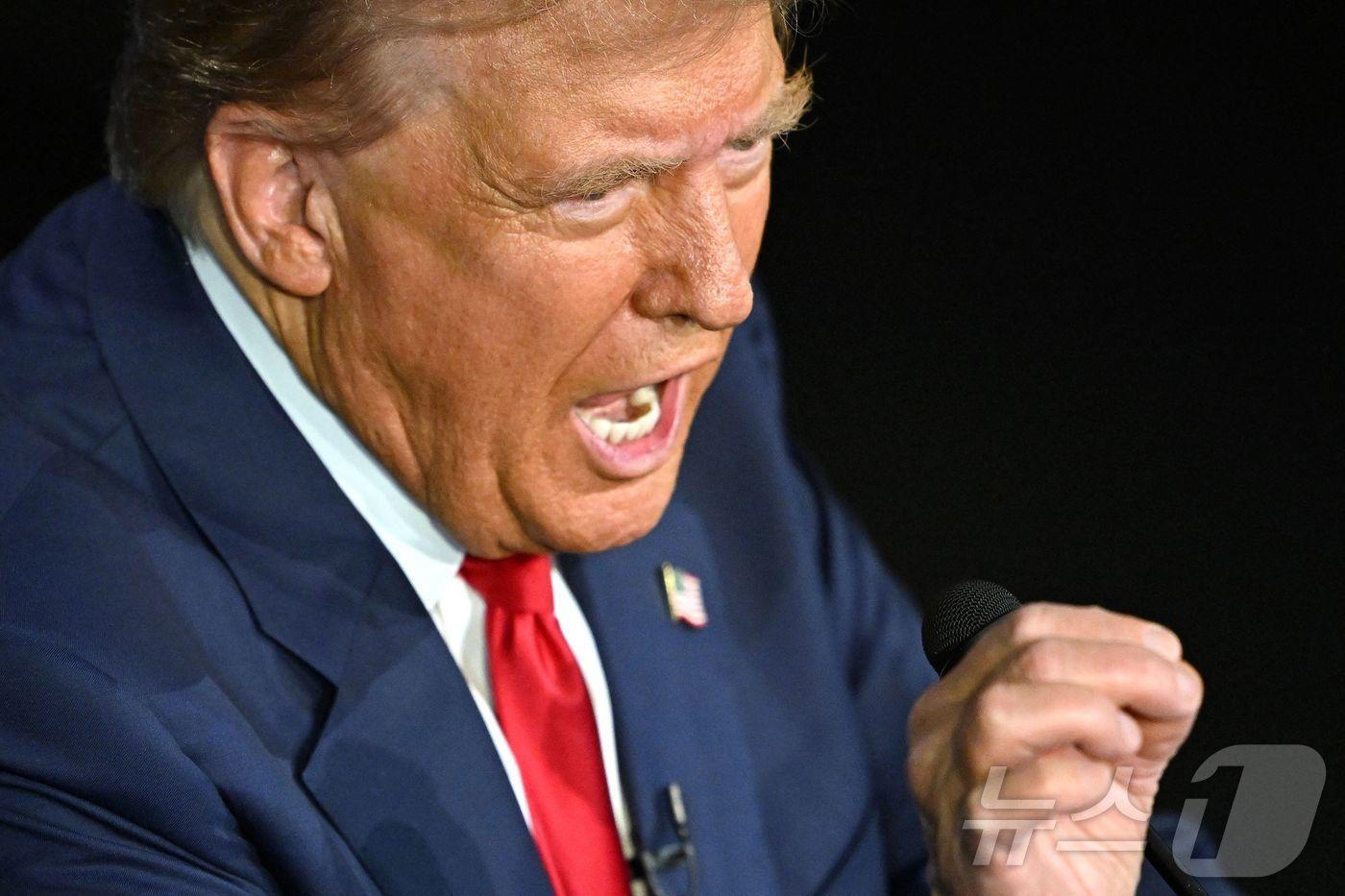 지난 10일(현지시간) 미국 펜실베이니아주(州) 필라델피아의 국립헌법센터에서 열린 첫 대선 TV토론회에서 공화당 대선 후보자 도널드 트럼프 전 미국 대통령이 민주당 후보인 카멀라 해리스 부통령과의 토론에 발언하고 있다. 2024.09.10 ⓒ AFP=뉴스1 ⓒ News1 윤주현 기자