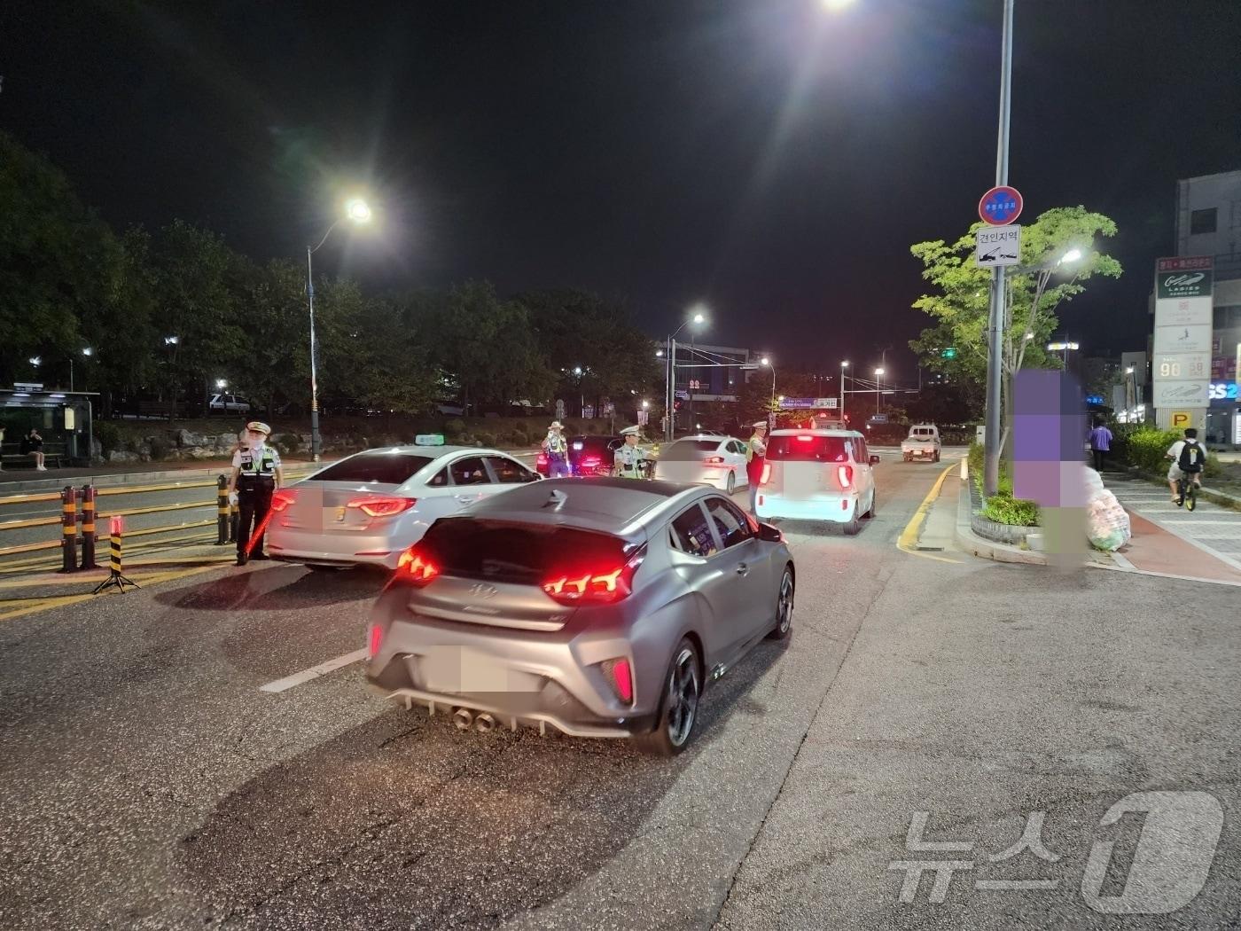 본문 이미지 - 강원 원주경찰서가 지난 9~10일 지역 일대에서 강원경찰청 암행순찰차·기동순찰대, 평창·횡성경찰서와 합동 음주단속을 진행했다.(원주경찰서 제공)