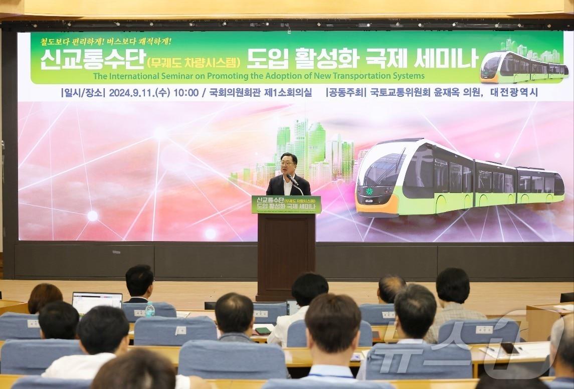 본문 이미지 - 이장우 대전시장이 11일 국회의원회관 제1소회의실에서 열린 도시교통 효율성 제고를 위한 신교통수단 도입 방안 국제세미나에서 개회사를 하고 있다.&#40;대전시 제공&#41;/뉴스1 ⓒ News1 