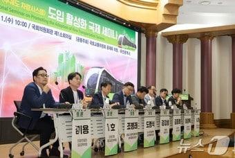 본문 이미지 - 11일 국회의원회관 제1소회의실에서 신교통수단 도입 방안에 대해 토론하고 있는 교통전문가들.(대전시 제공)/뉴스1 ⓒ News1 김경훈 기자