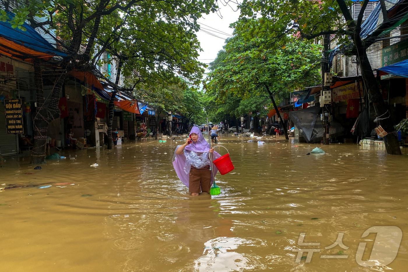 태풍 야기가 베트남 북부를 휩쓸고 지나간 11일(현지시간) 한 여성이 베트남 타이응우옌의 침수된 거리를 걸어가고 있다. 2024.9.11 ⓒ 로이터=뉴스1 ⓒ News1 윤주현 기자
